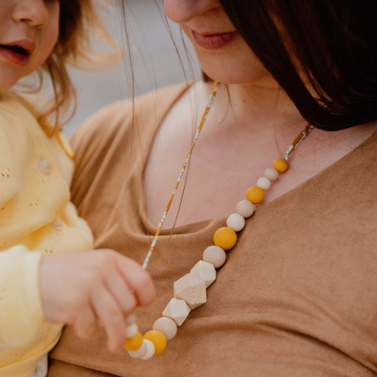 Collier d’allaitement Mawen Materne en bois et silicone perles blanc jaune