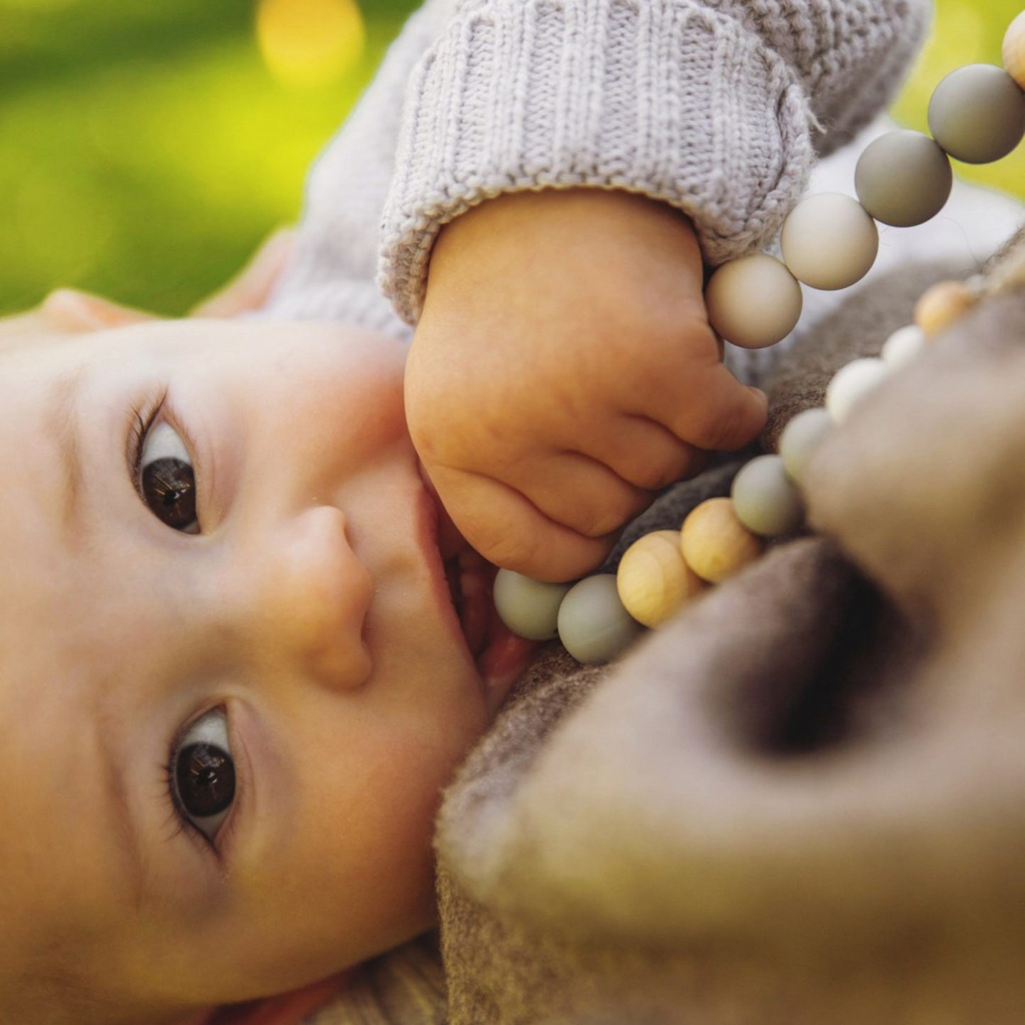 Collier d’allaitement Mawen Materne en silicone et bois perles blanc gris