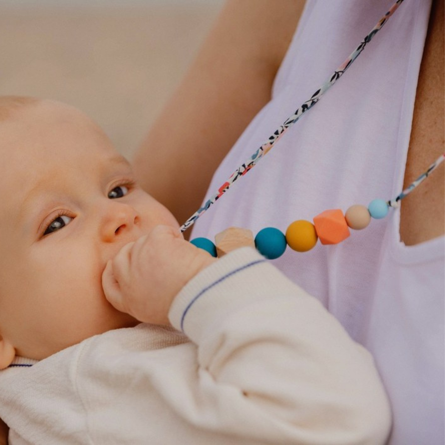 Collier d’allaitement Mawen Materne en bois et silicone perles bleu jaune orange