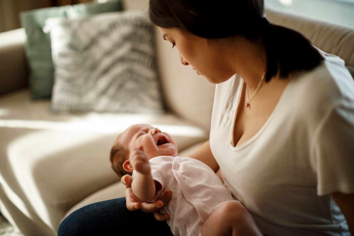 Bébé distrait pendant la tétée : 7 astuces pour retrouver une tétée sereine