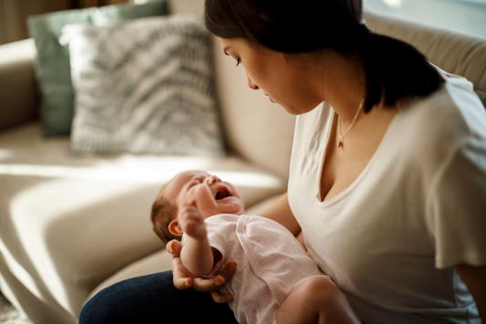 Bébé distrait pendant la tétée : 7 astuces pour retrouver une tétée sereine