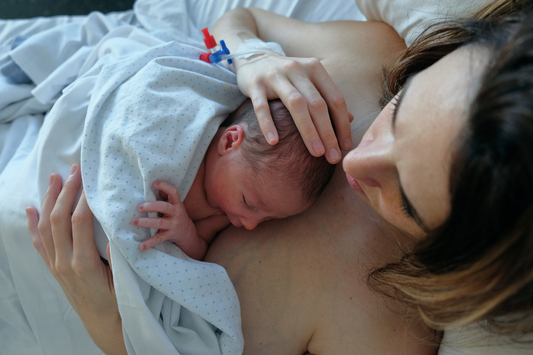 Les bienfaits du peau à peau avec bébé : un geste simple aux effets magiques