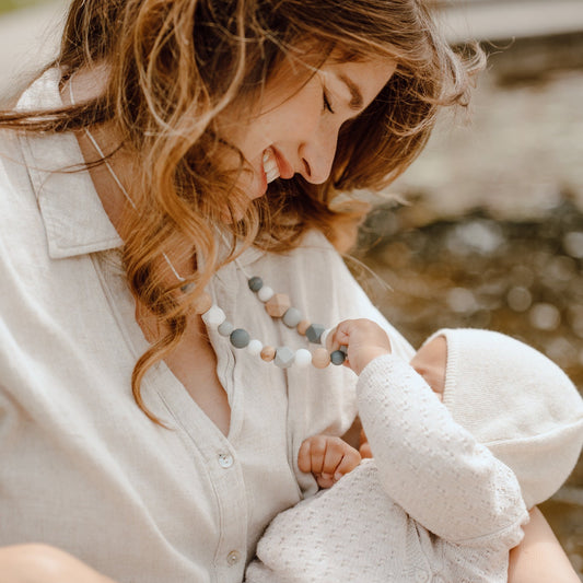 Collier d’allaitement Mawen Materne en silicone et bois perles gris blanc