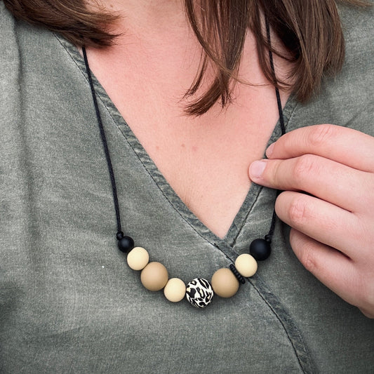 Collier d’allaitement Mawen Materne en silicone perles noir beige