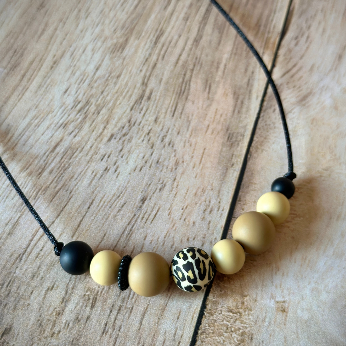 Collier d’allaitement Mawen Materne en silicone perles noir beige