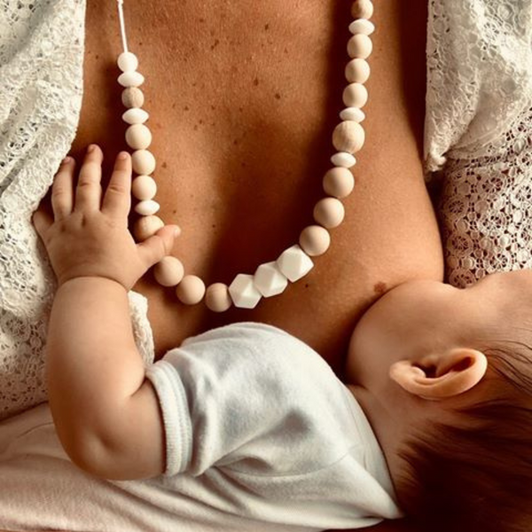 Collier d’allaitement Mawen Materne en silicone et bois perles beige blanc