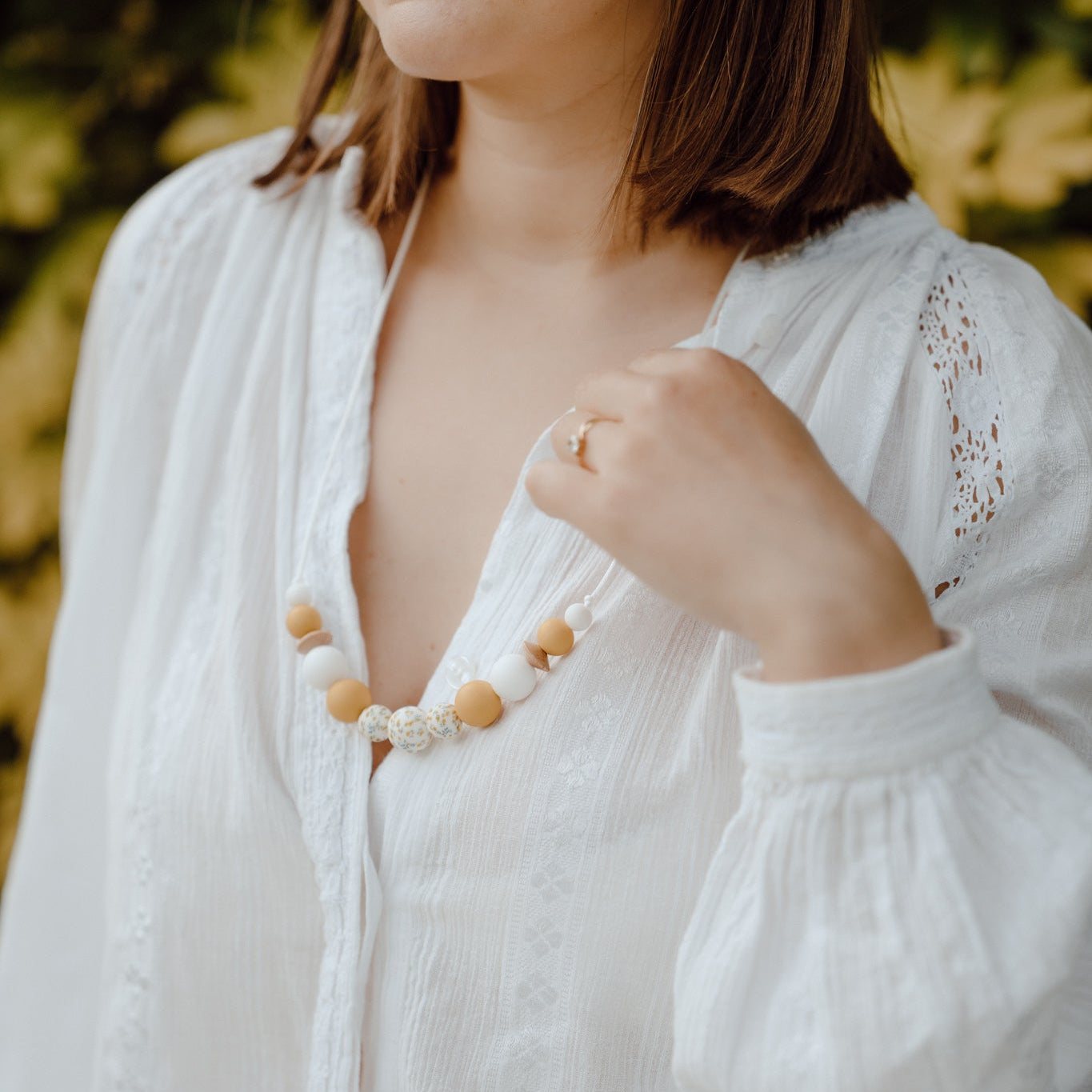 Collier d’allaitement Mawen Materne en silicone et bois perles blanc jaune