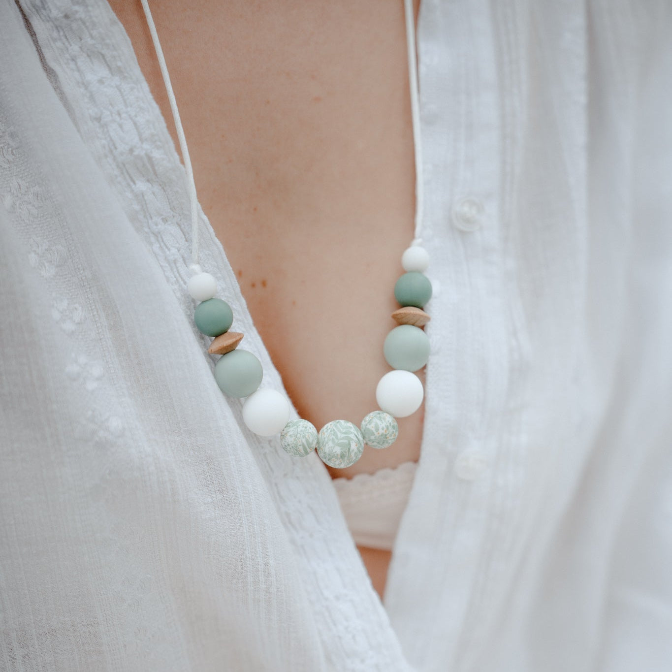 Collier d’allaitement Mawen Materne en silicone et bois perles blanc vert