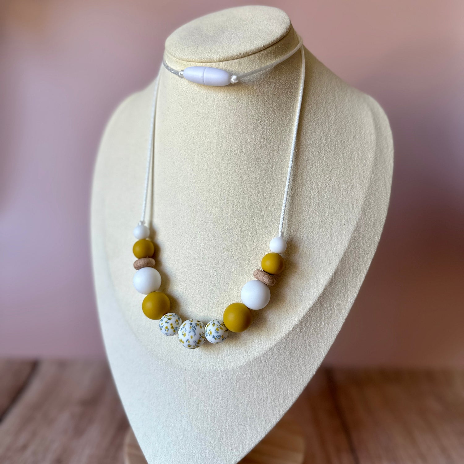 Collier d’allaitement Mawen Materne en silicone et bois perles blanc jaune