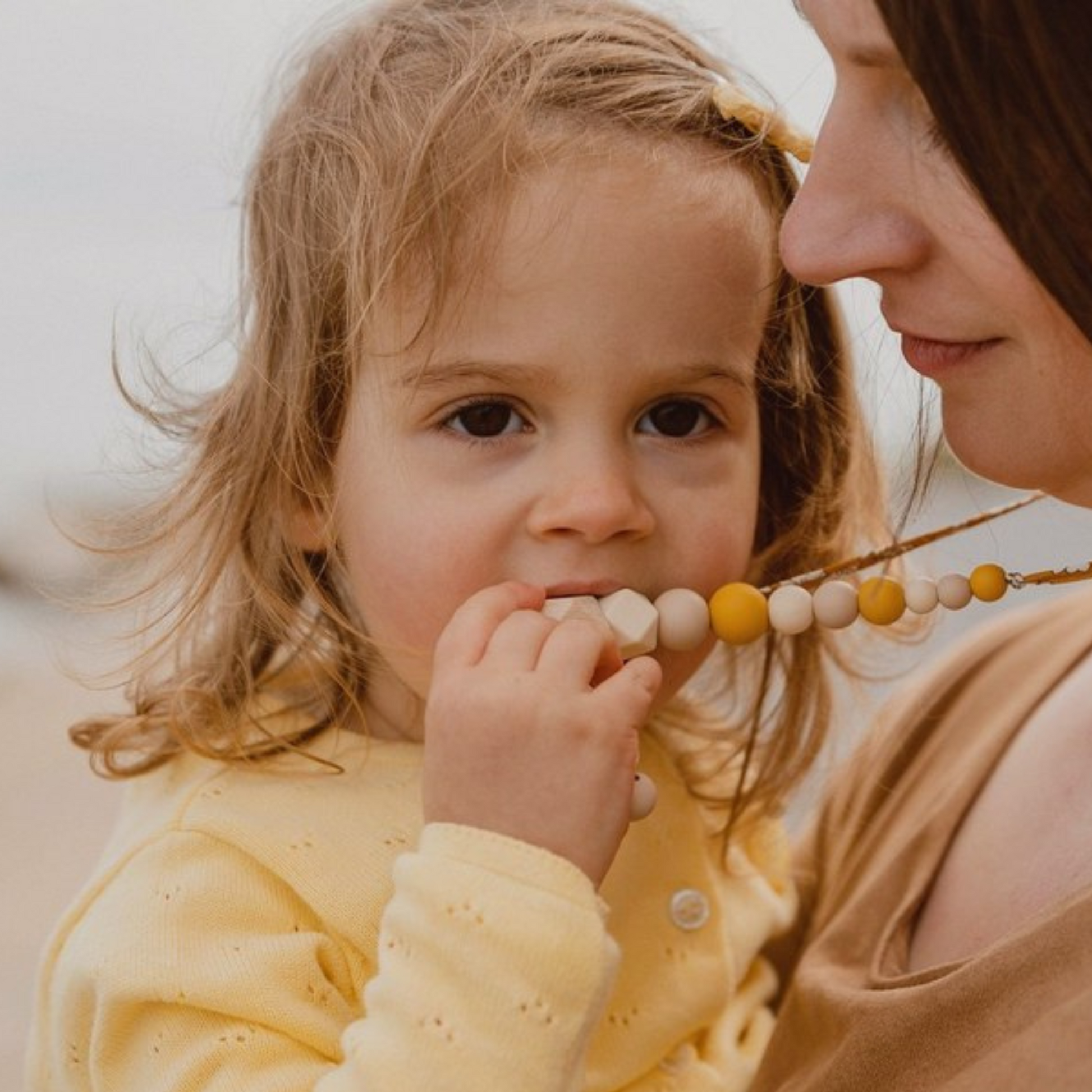 Collier d’allaitement Mawen Materne en bois et silicone perles blanc jaune