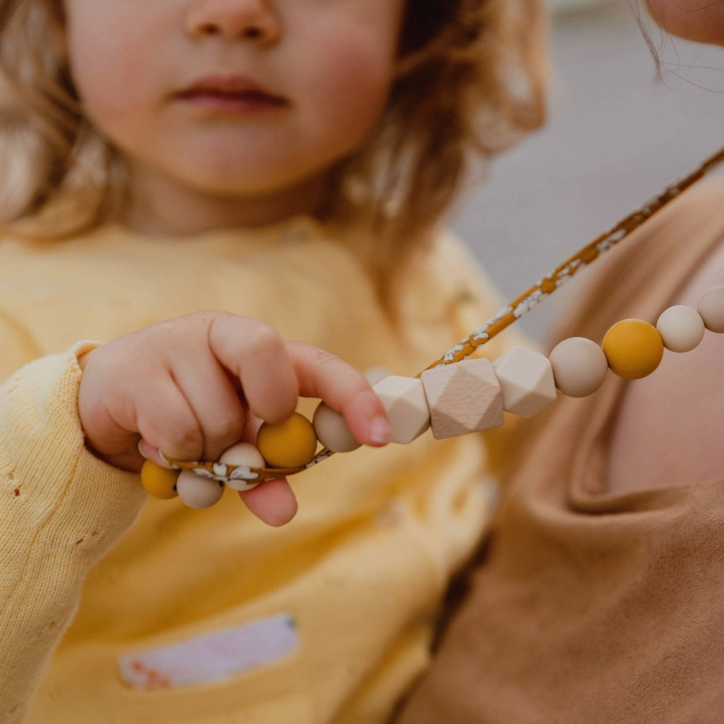 Collier d’allaitement Mawen Materne en bois et silicone perles blanc jaune