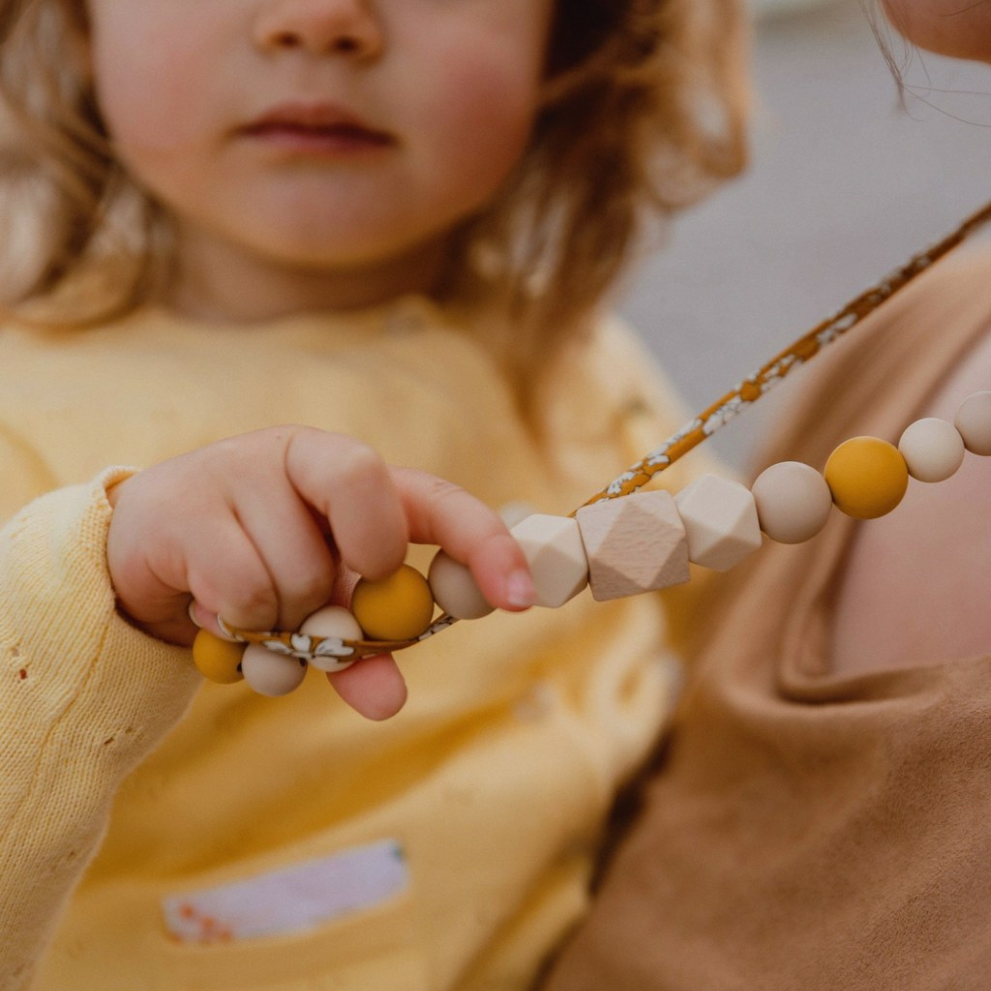 Collier d’allaitement Mawen Materne en bois et silicone perles blanc jaune