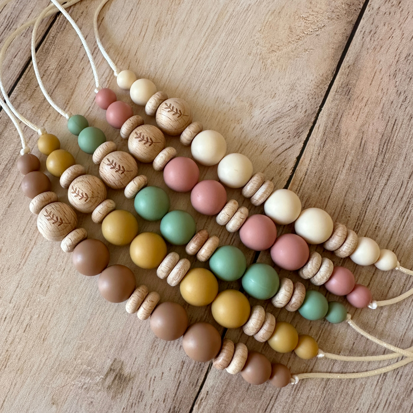 Collier d’allaitement Mawen Materne en bois et silicone perles beige
