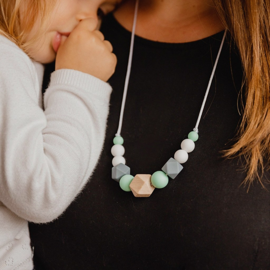 Collier d’allaitement Mawen Materne en bois et silicone perles gris vert blanc