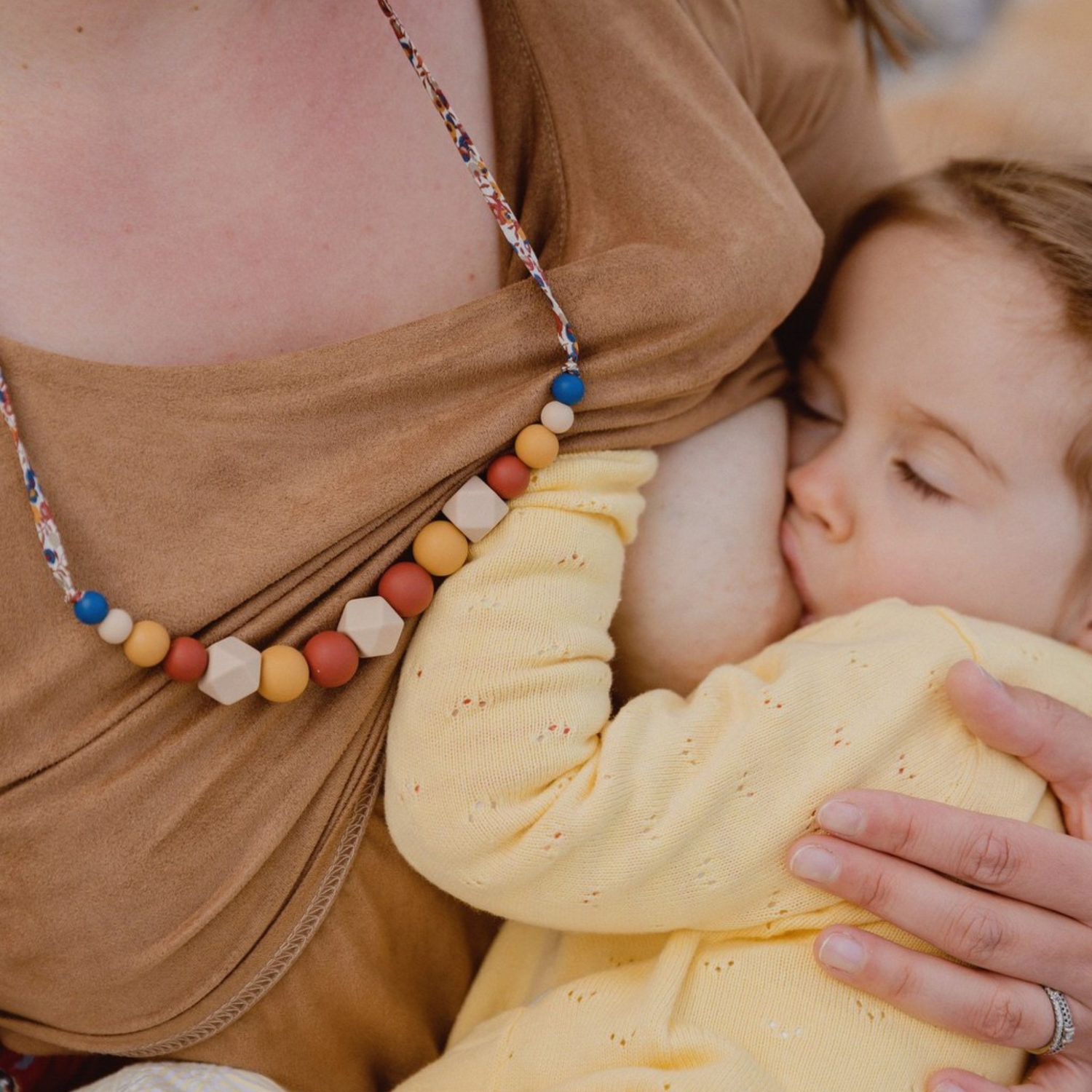 Collier d’allaitement Mawen Materne en silicone perles beige ocre bleu