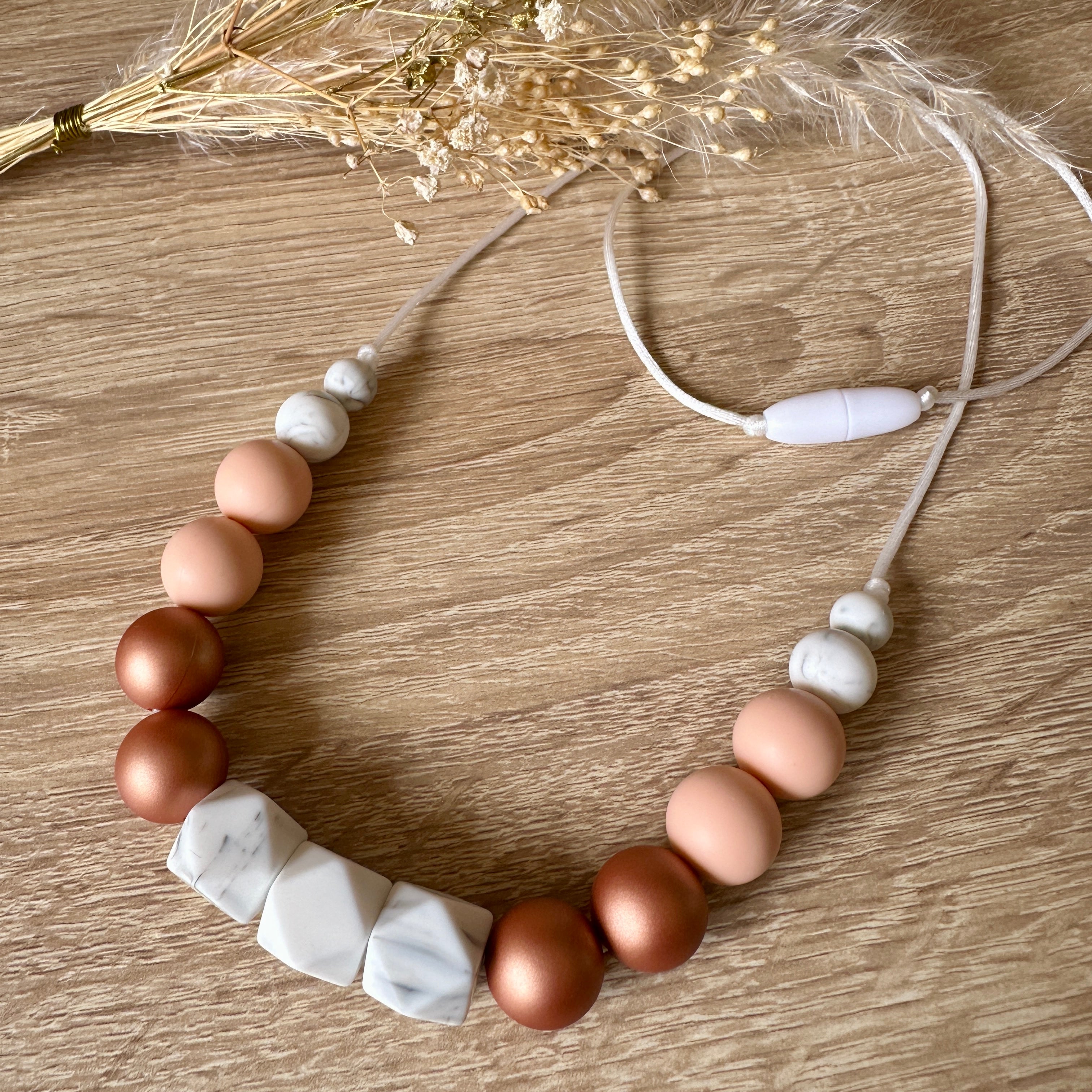 Collier d’allaitement Mawen Materne en silicone perles rose cuivre marbré