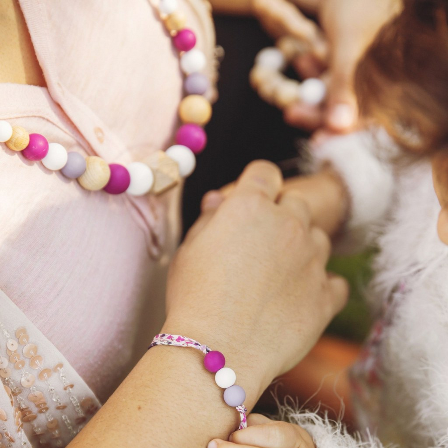 Collier d’allaitement Mawen Materne en silicone et bois perles blanc beige rose