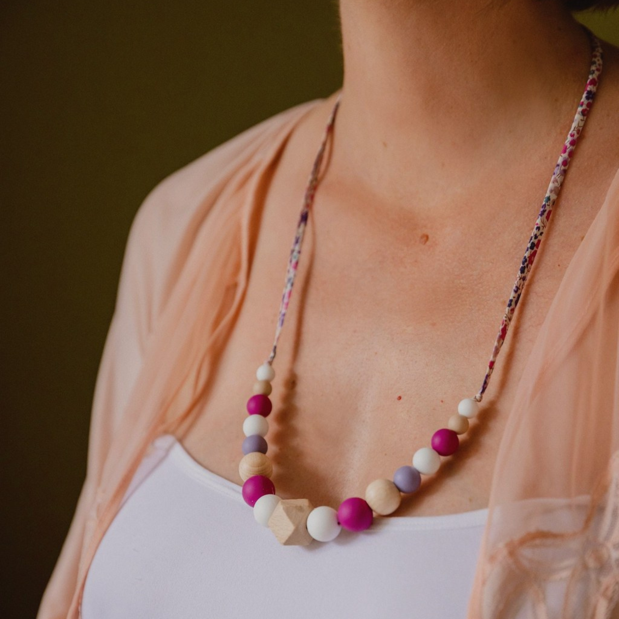 Collier d’allaitement Mawen Materne en silicone et bois perles blanc beige rose