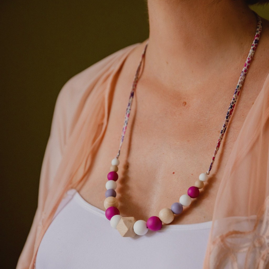 Collier d’allaitement Mawen Materne en silicone et bois perles blanc beige rose