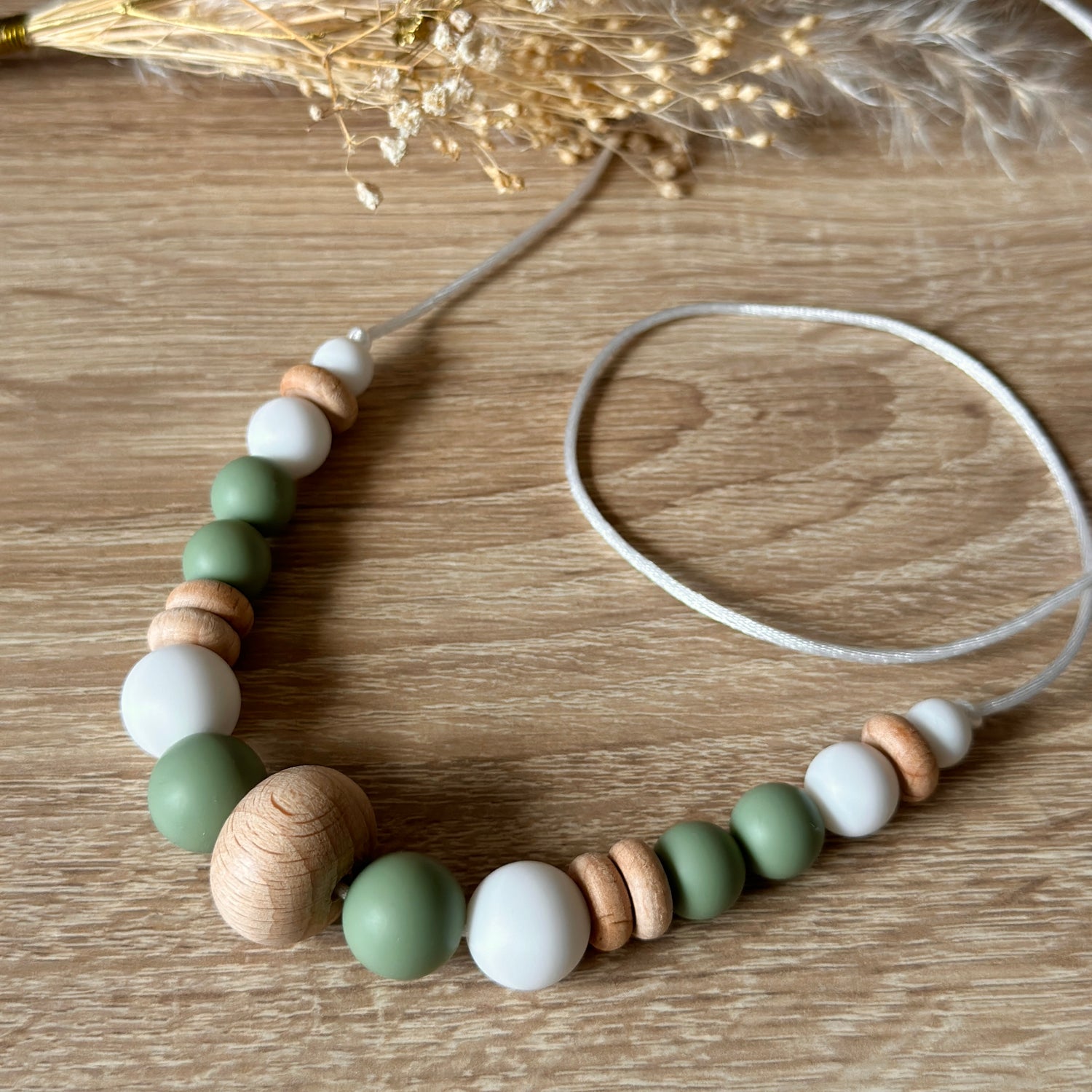 Collier d’allaitement Mawen Materne en bois et silicone perles blanc vert