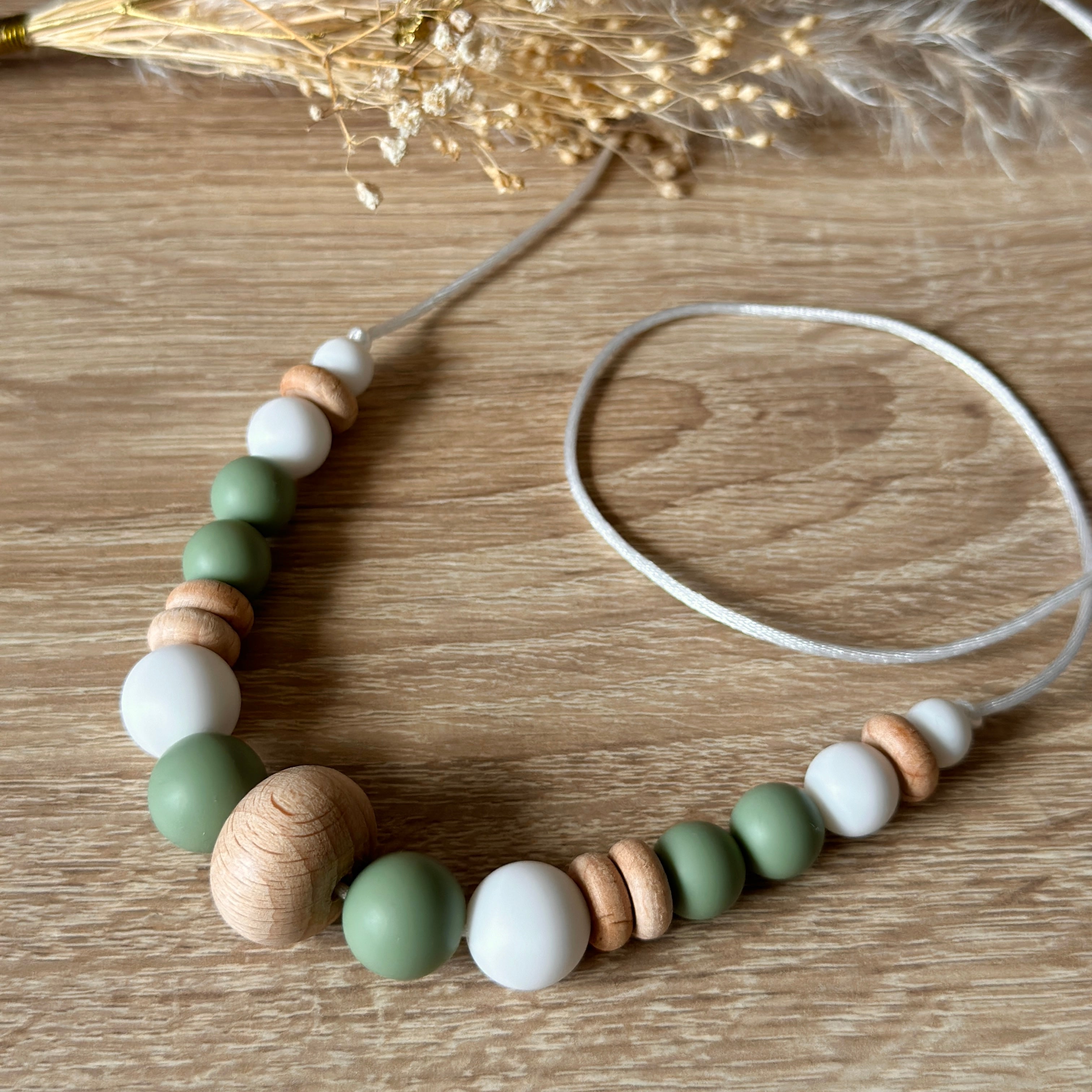 Collier d’allaitement Mawen Materne en bois et silicone perles blanc vert