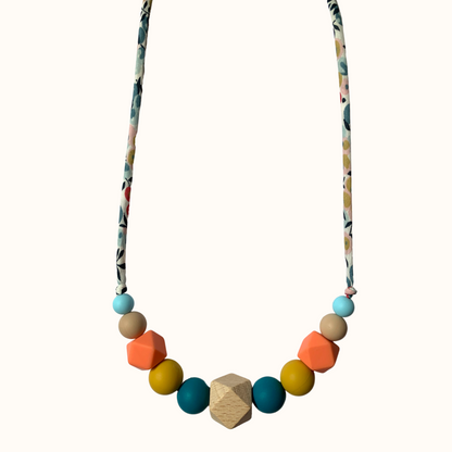 Collier d’allaitement Mawen Materne en bois et silicone perles bleu jaune orange