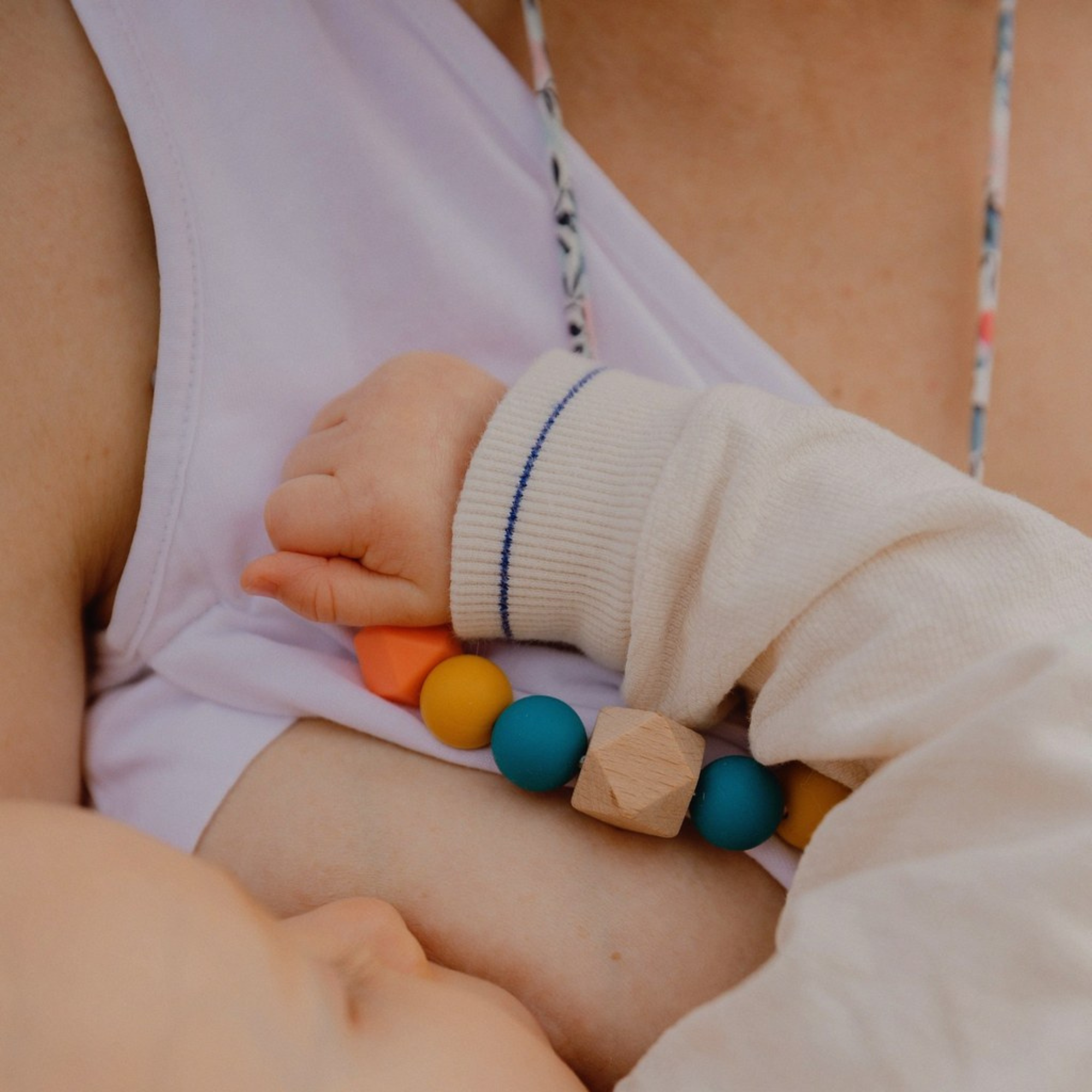 Collier d’allaitement Mawen Materne en bois et silicone perles bleu jaune orange