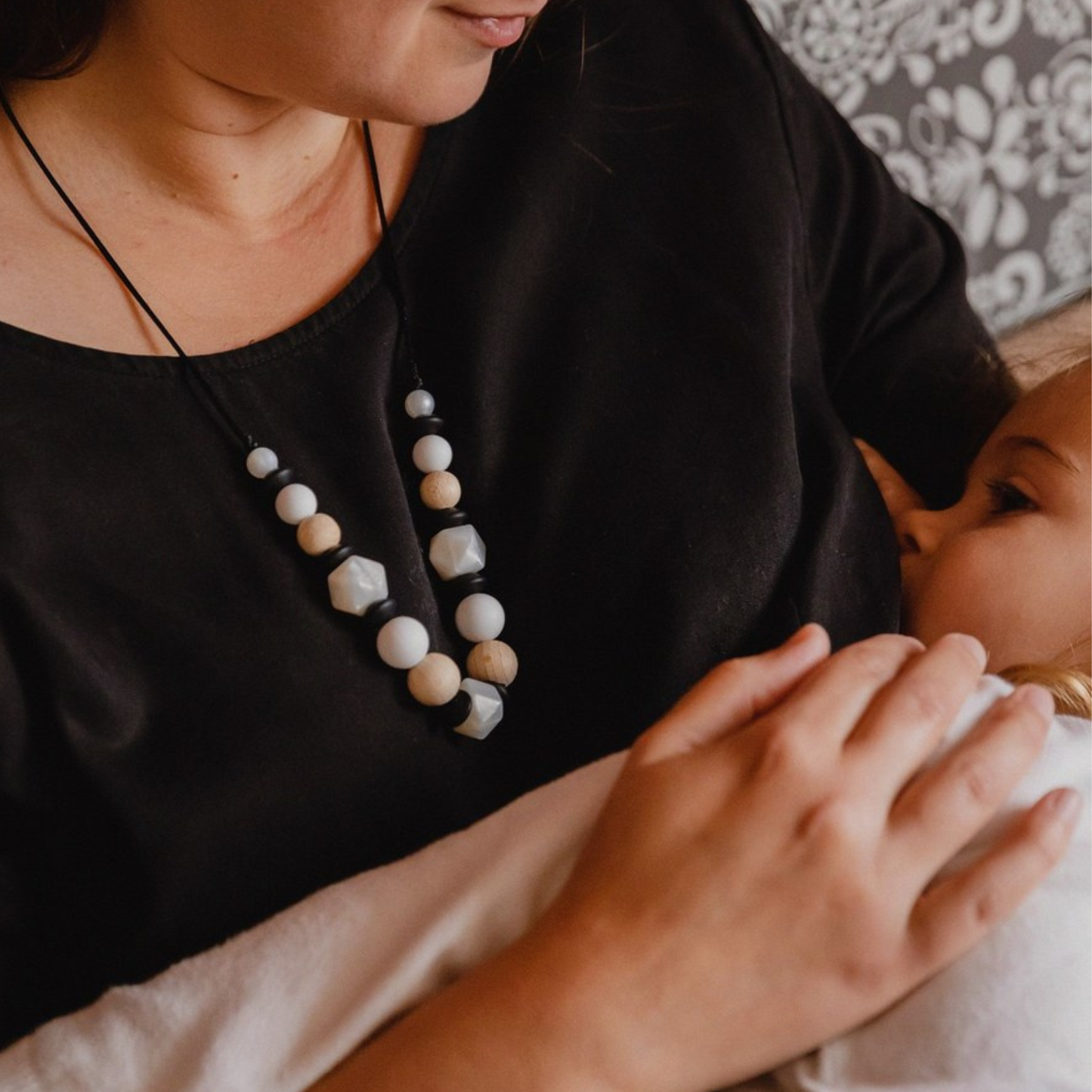 Collier d’allaitement Mawen Materne en silicone et bois perles blanc noir nacré