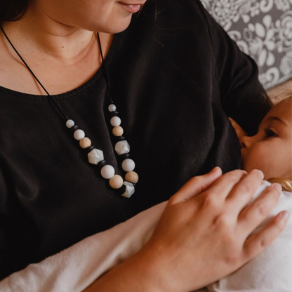 Collier d’allaitement Mawen Materne en silicone et bois perles blanc noir nacré