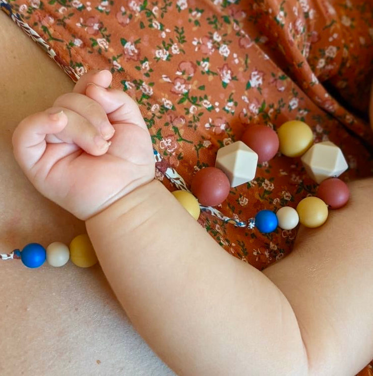 Collier d’allaitement en silicone Mawen Materne en perles ocre et beige 