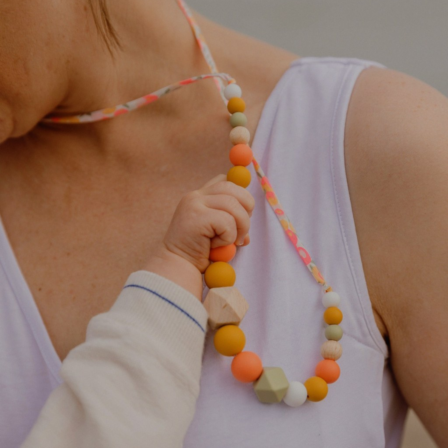 Collier d’allaitement Mawen Materne en silicone et bois perles blanc orange jaune
