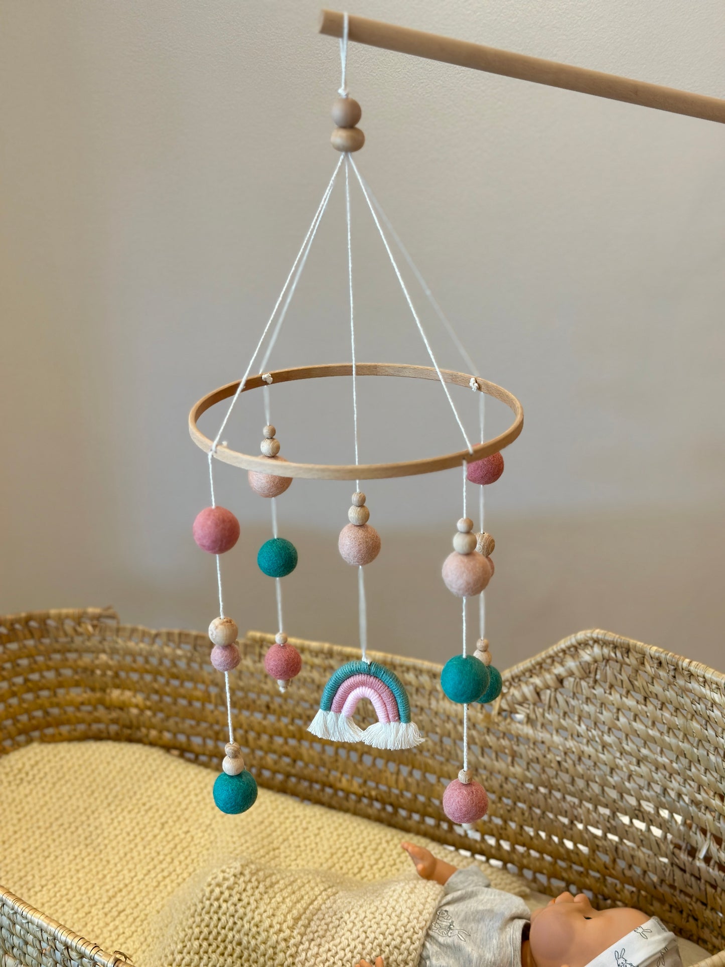Mobile arc en ciel rose et vert pour bébé Mawen Materne