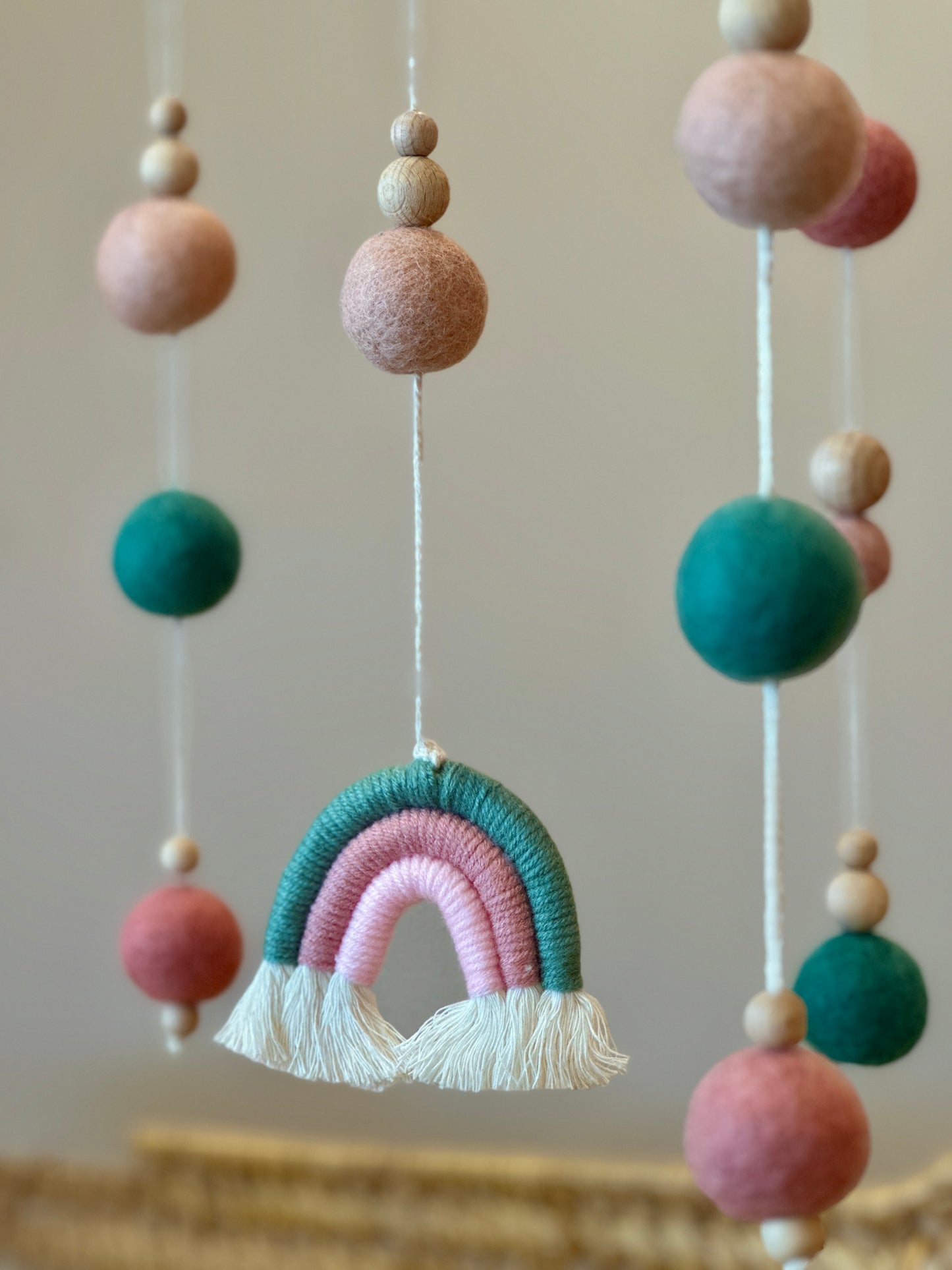 Mobile arc en ciel rose et vert pour bébé Mawen Materne