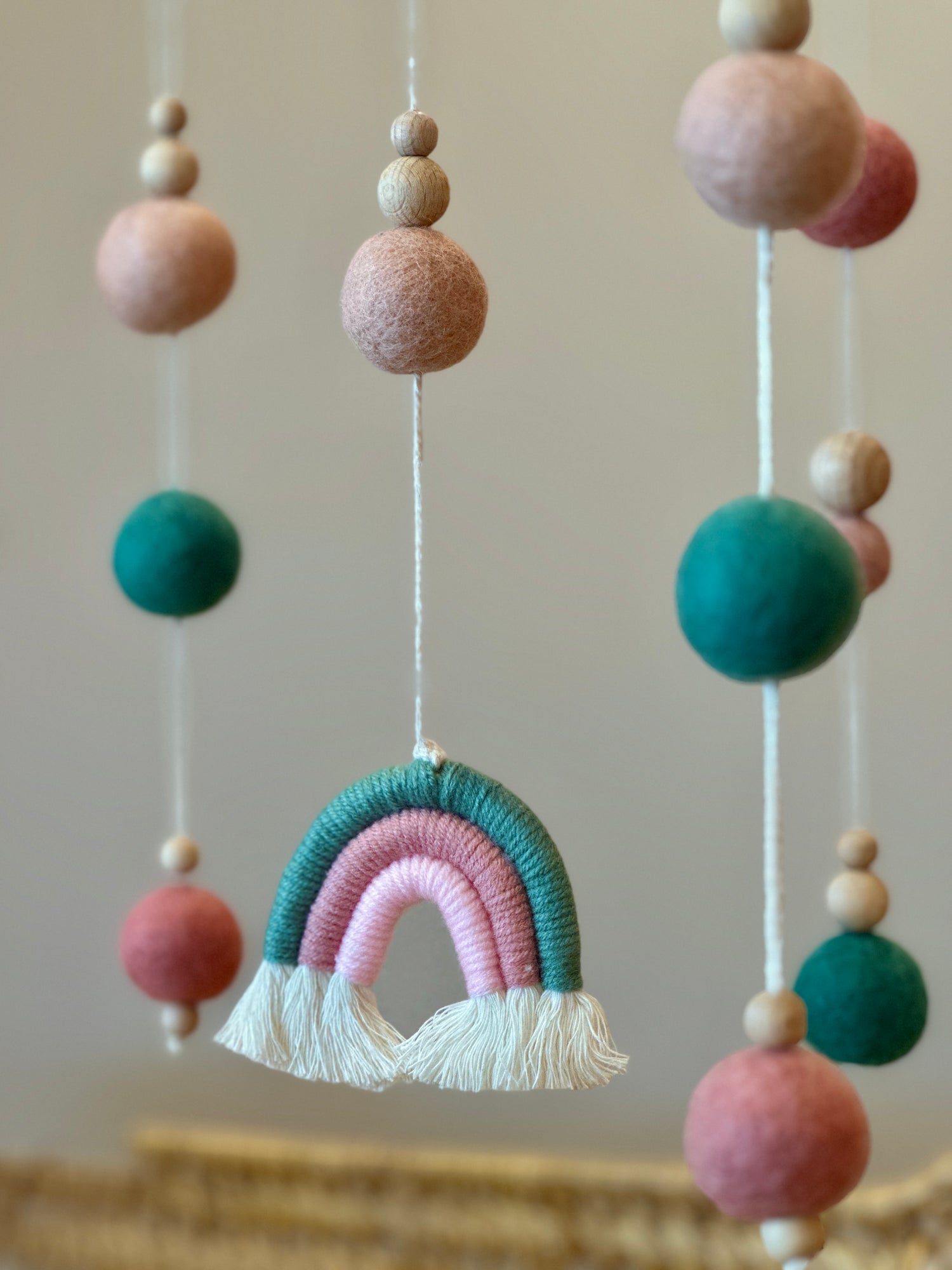 Mobile arc en ciel rose et vert pour bébé Mawen Materne