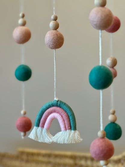 Mobile arc en ciel rose et vert pour bébé Mawen Materne