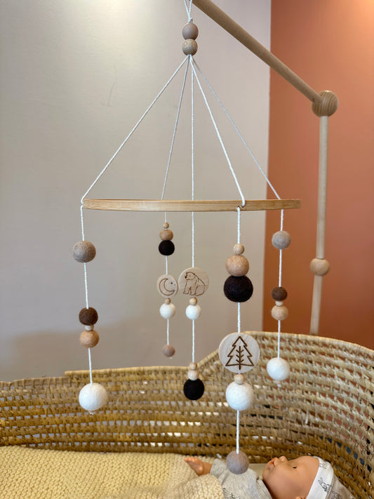 Mobile pour bébé ours sapin lune boules feutrine marron Mawen Materne