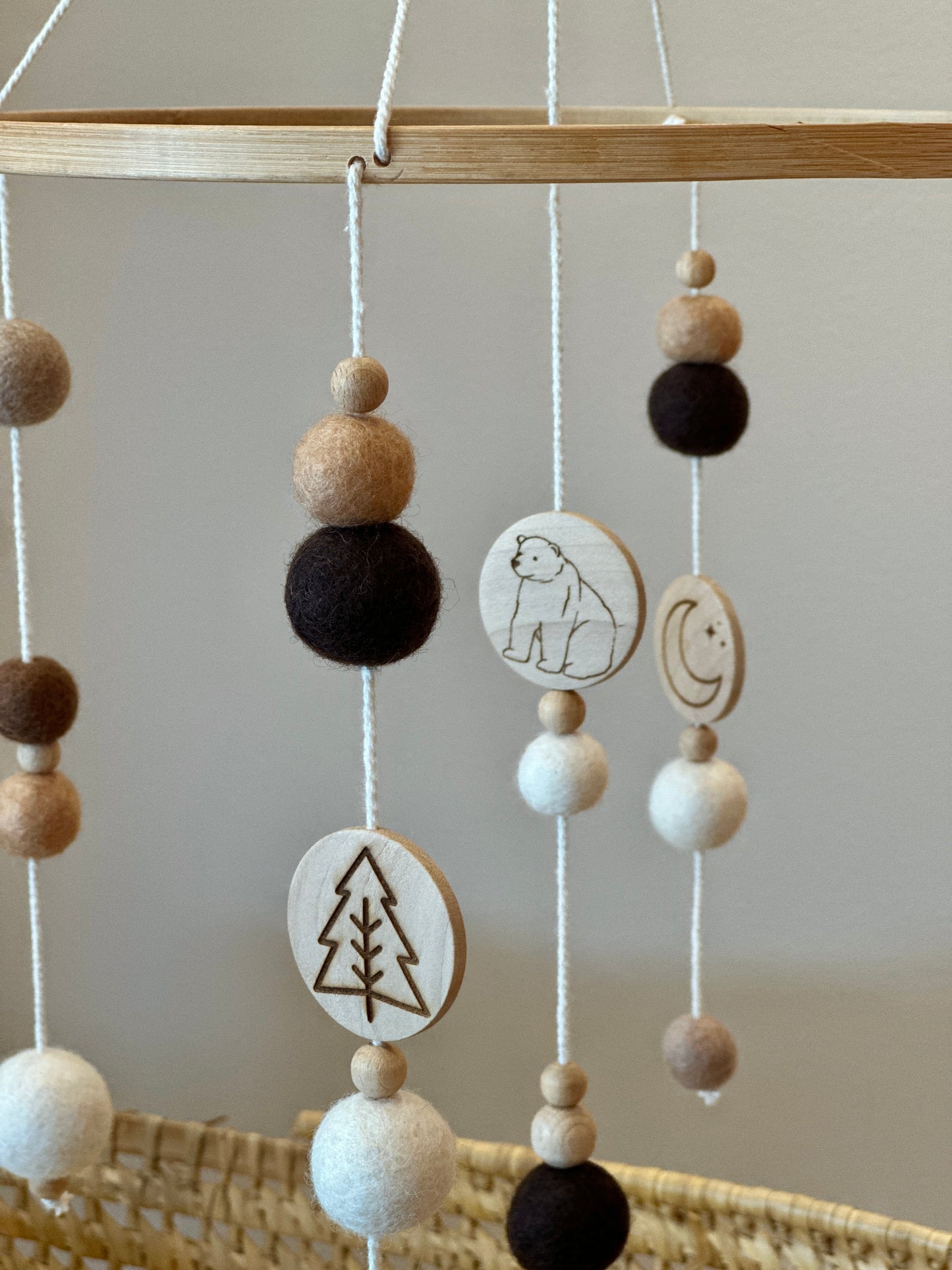 Mobile pour bébé ours sapin lune boules feutrine marron Mawen Materne