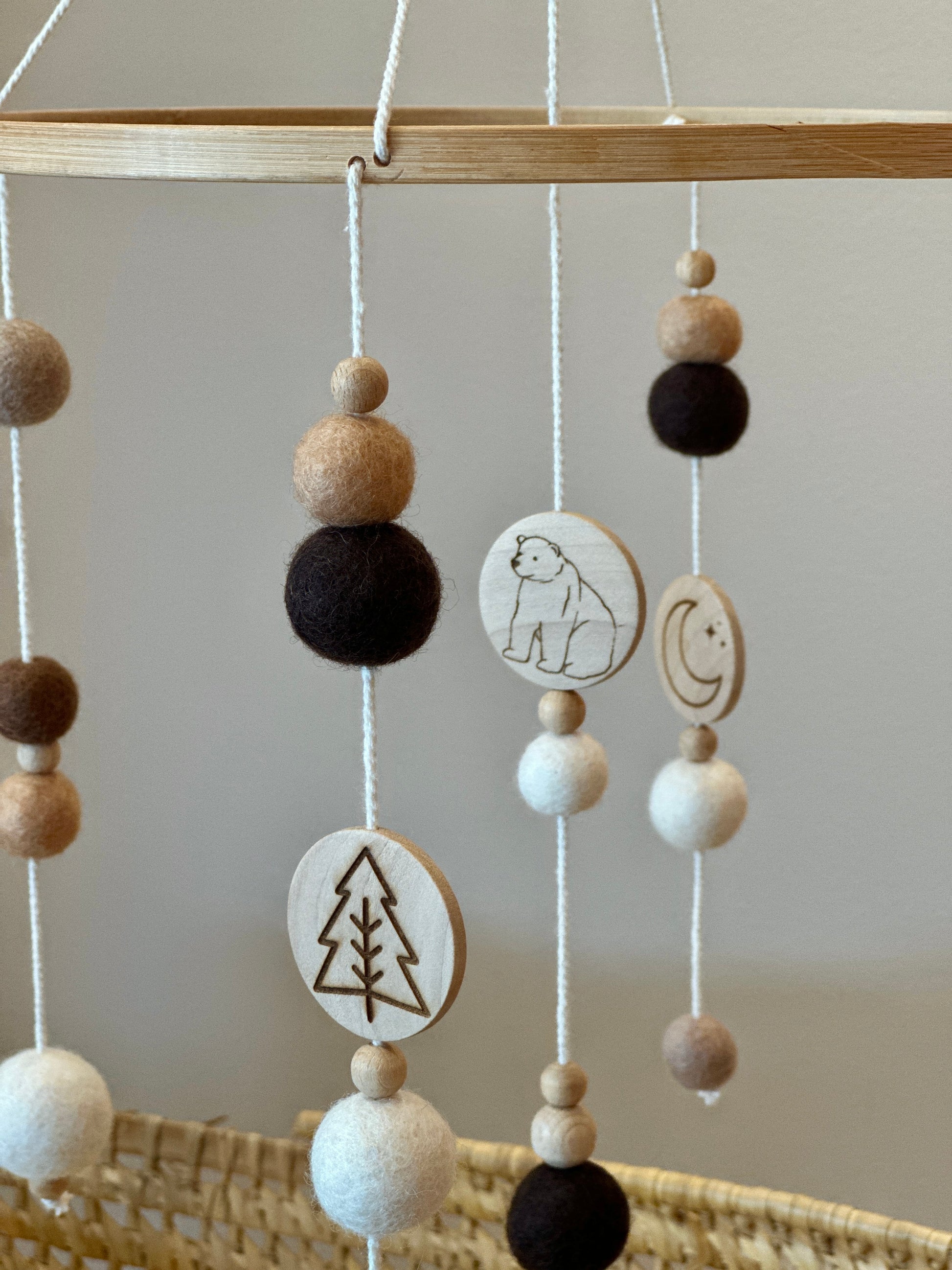 Mobile pour bébé ours sapin lune boules feutrine marron Mawen Materne