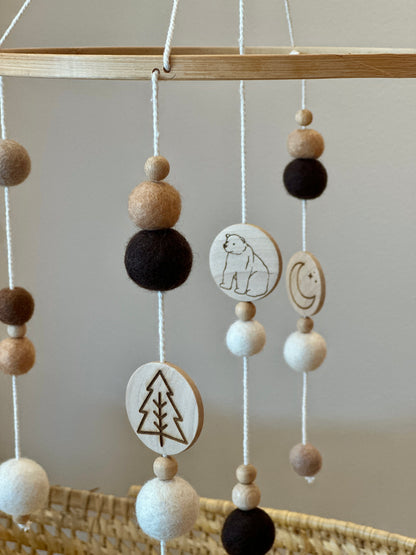 Mobile pour bébé ours sapin lune boules feutrine marron Mawen Materne