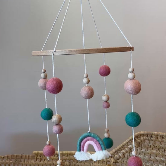 Mobile arc en ciel rose et vert pour bébé Mawen Materne