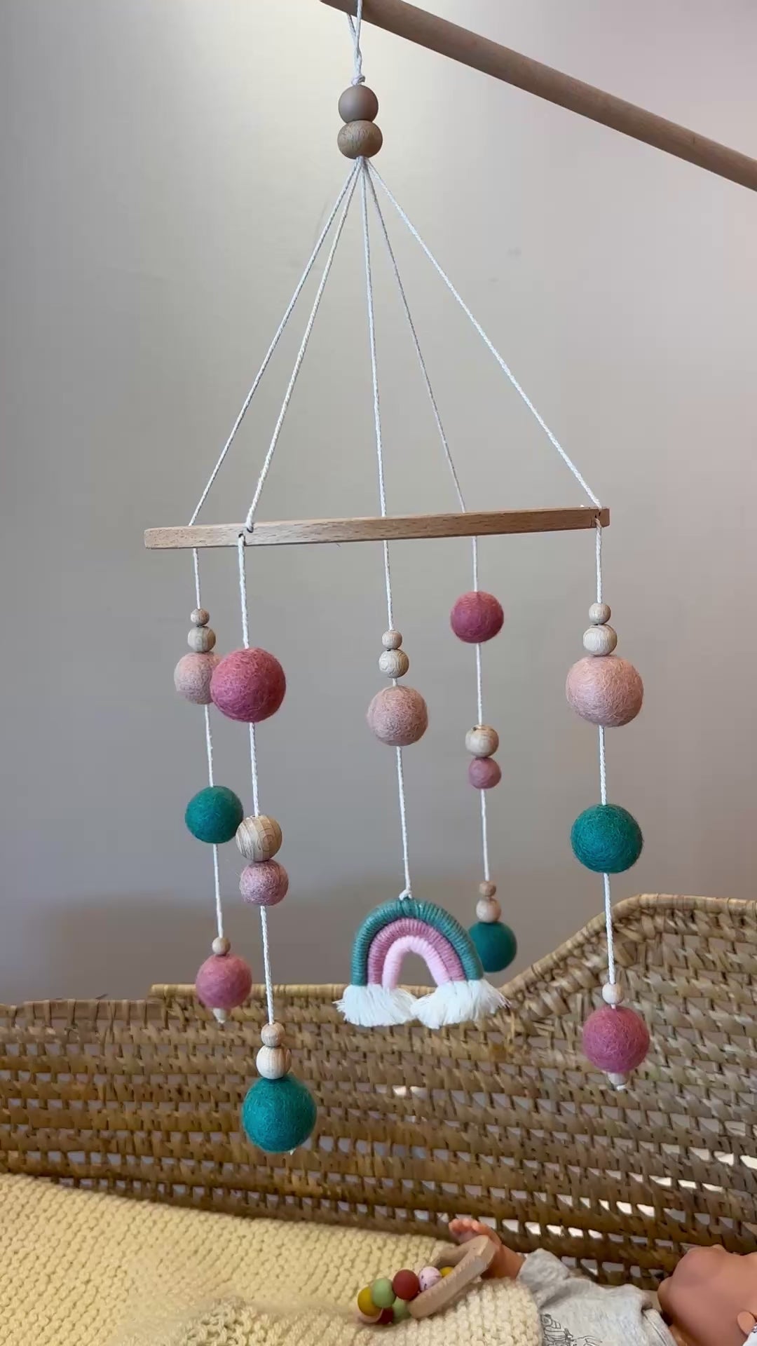 Mobile arc en ciel rose et vert pour bébé Mawen Materne